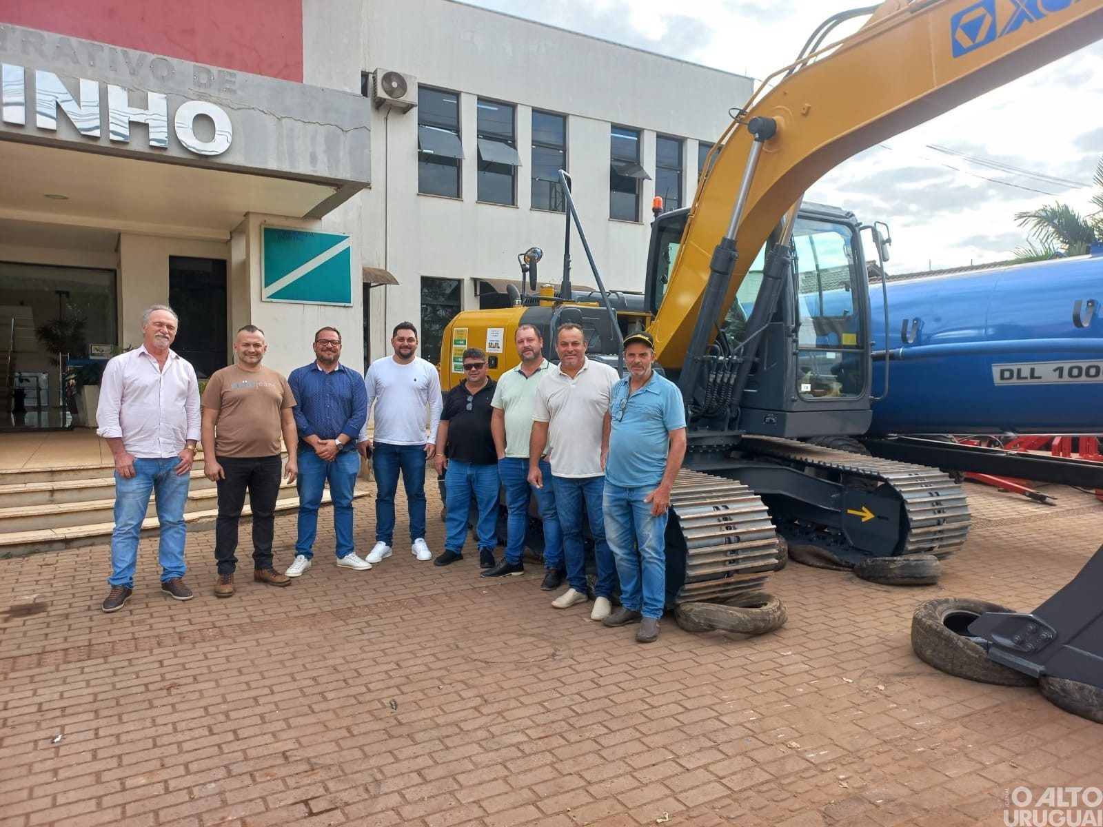 Palmitinho recebe nova escavadeira hidráulica
