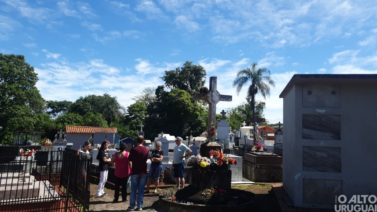 Dia de Finados foi marcado por movimento nos cemitérios da região
