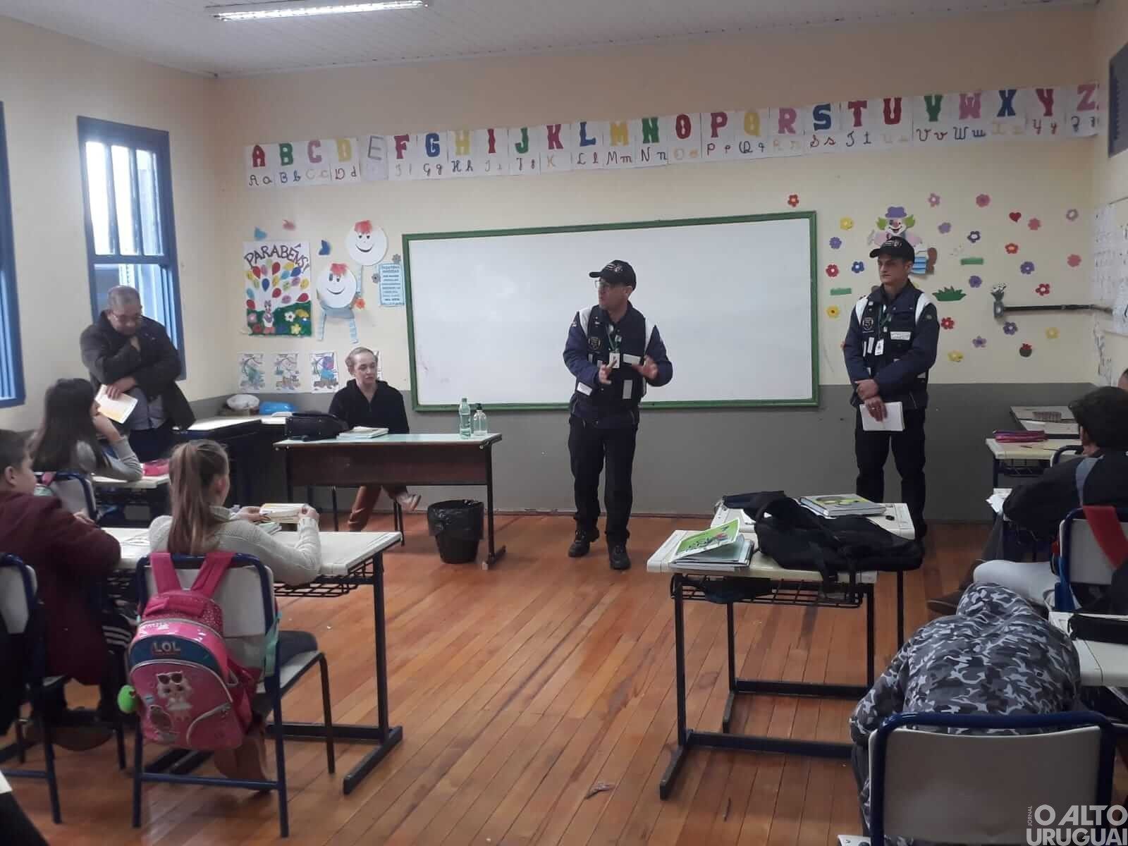Departamento de Trânsito de FW faz palestra para alunos do distrito de Osvaldo Cruz