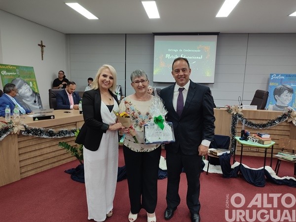 Câmara de FW entrega comendas do Mérito Educacional Barril