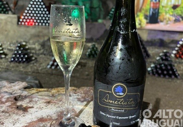 Vinho Moscatel Espumante Branco da Coperametista conquista medalha de ouro nacional