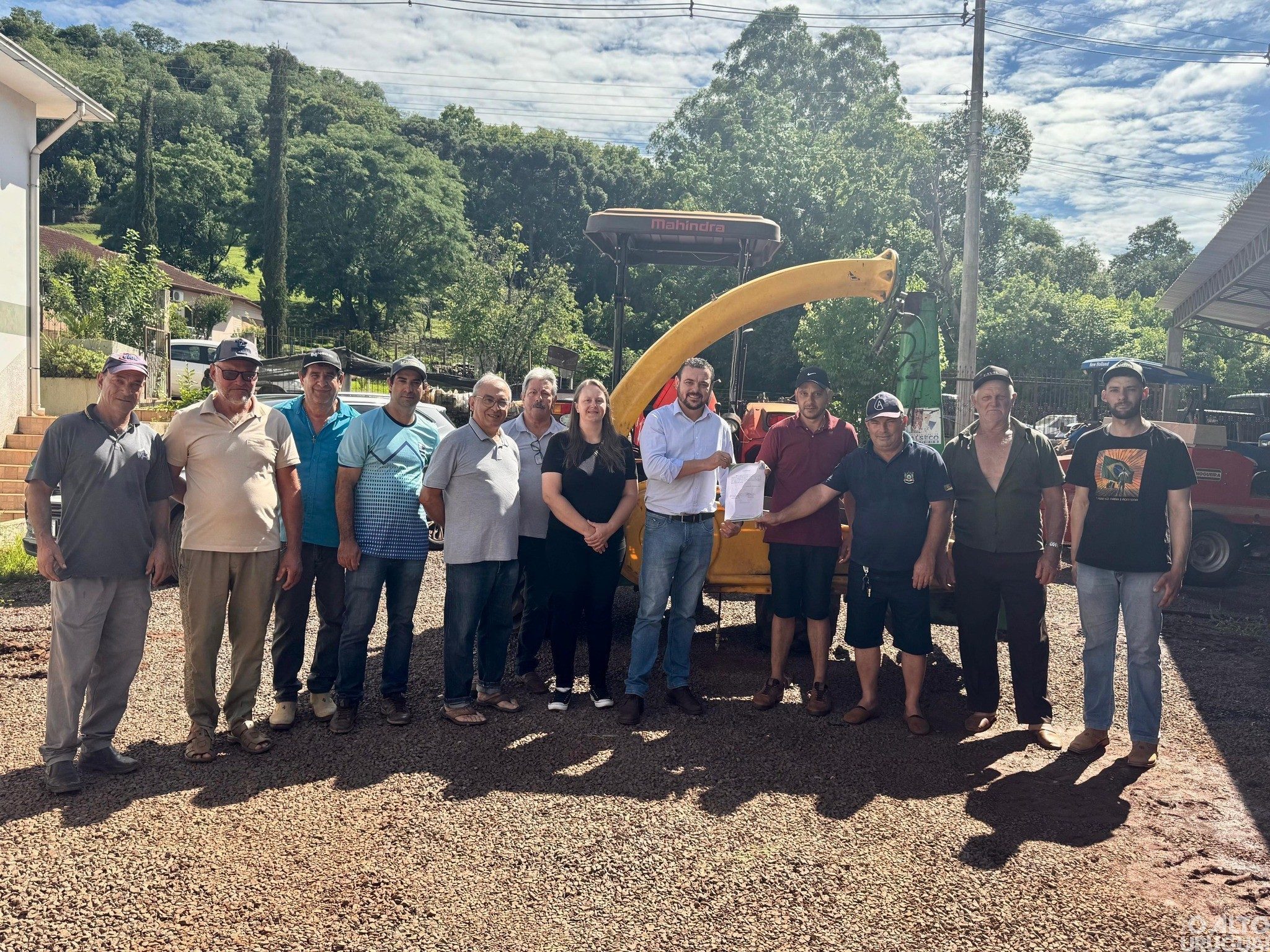 Prefeitura de Erval Seco entrega ensiladeira à patrulha agrícola de Coronel Finzito