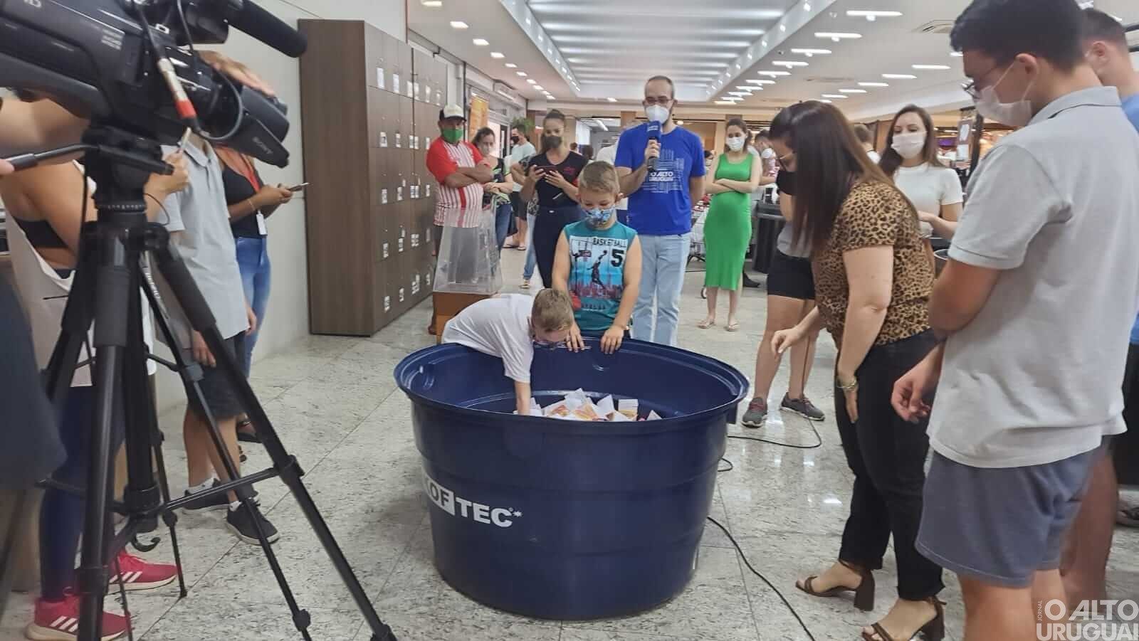 Saiba quem foram os 10 sorteados dos vales-compras do Supermercado Bertoletti