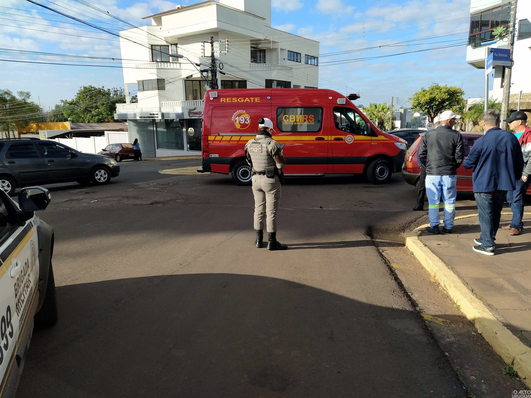 Colisão ocorrida em rótula deixa motociclista ferido em FW
