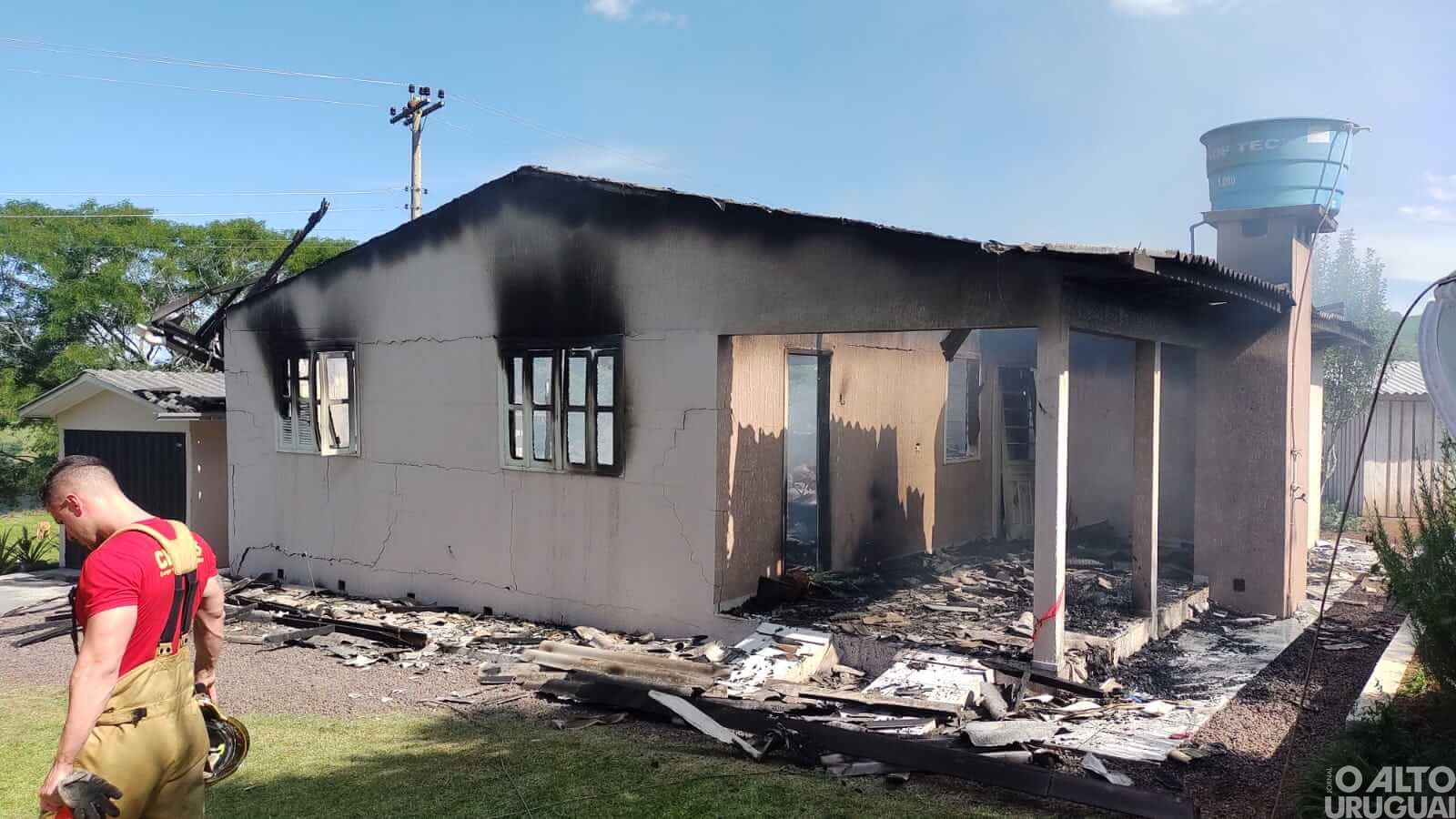 Caiçara: casa é destruída por incêndio na linha Baldissera e família pede doações