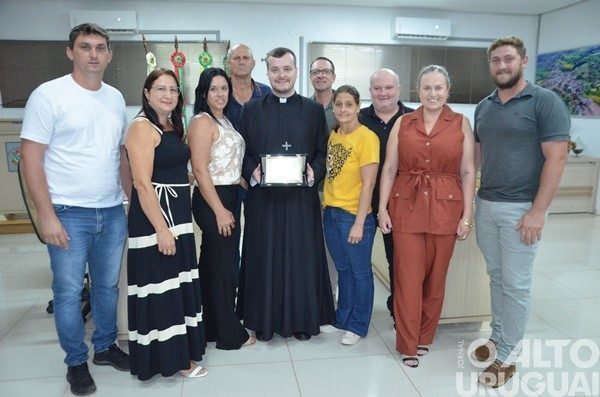 Câmara de Vista Alegre entrega Moção de Aplausos ao diácono Luís Fernando Zanatta