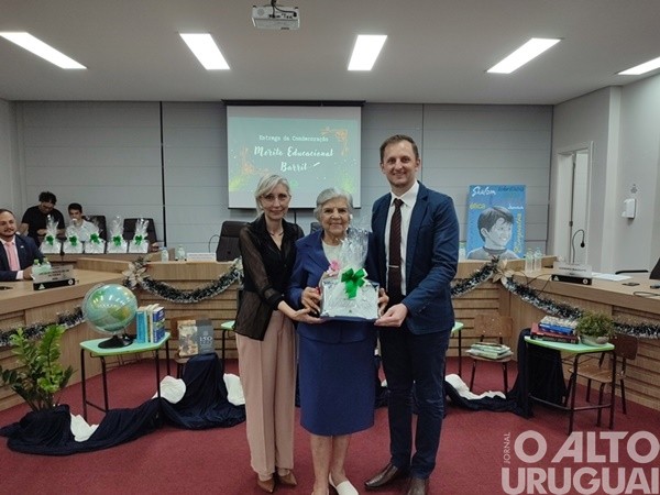 Câmara de FW entrega comendas do Mérito Educacional Barril