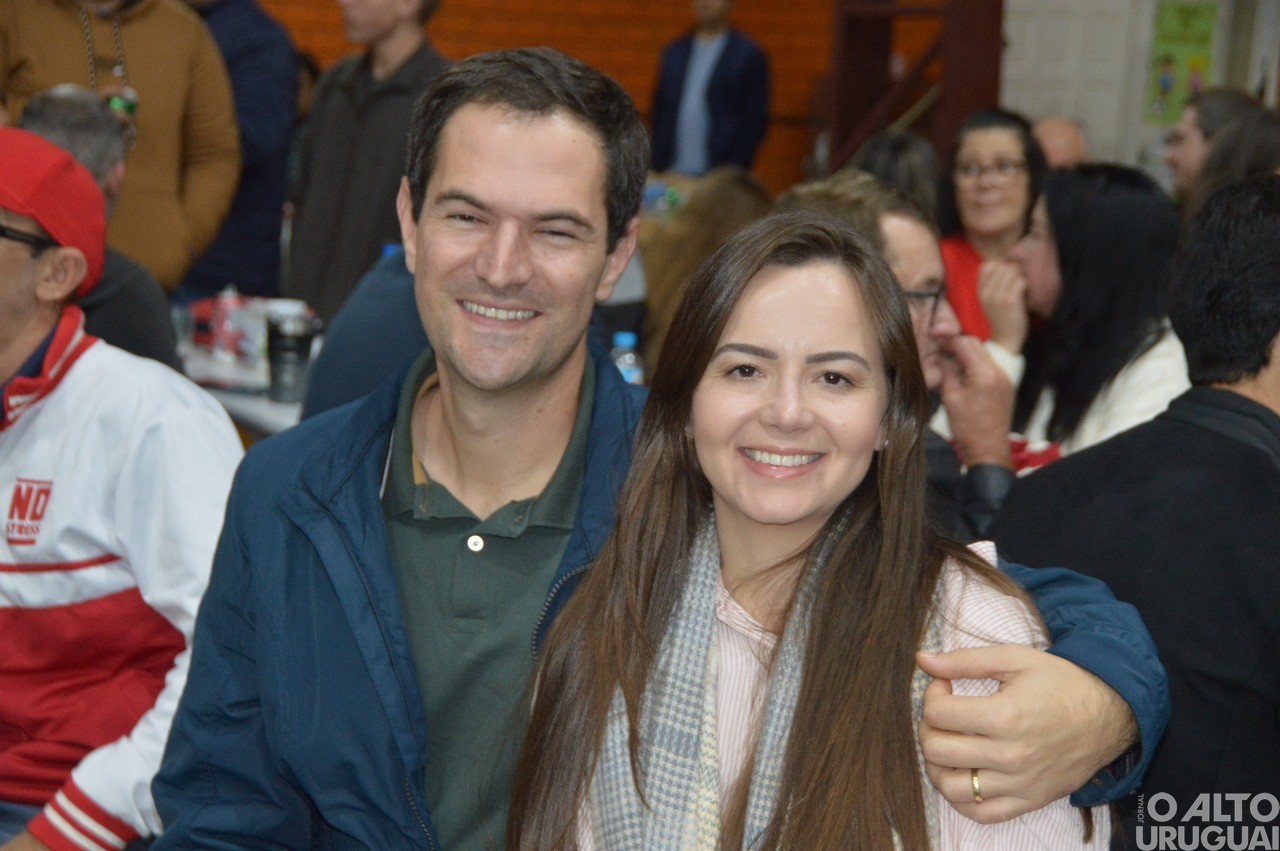 Centenas de pessoas participam da 19ª Festa do Leitão
