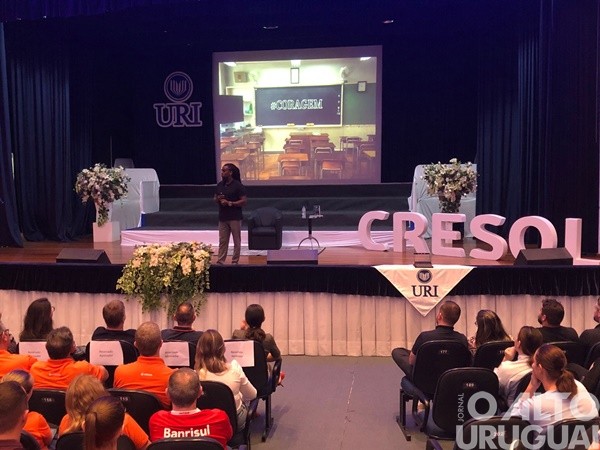 Tinga lota salão da URI/FW em palestra