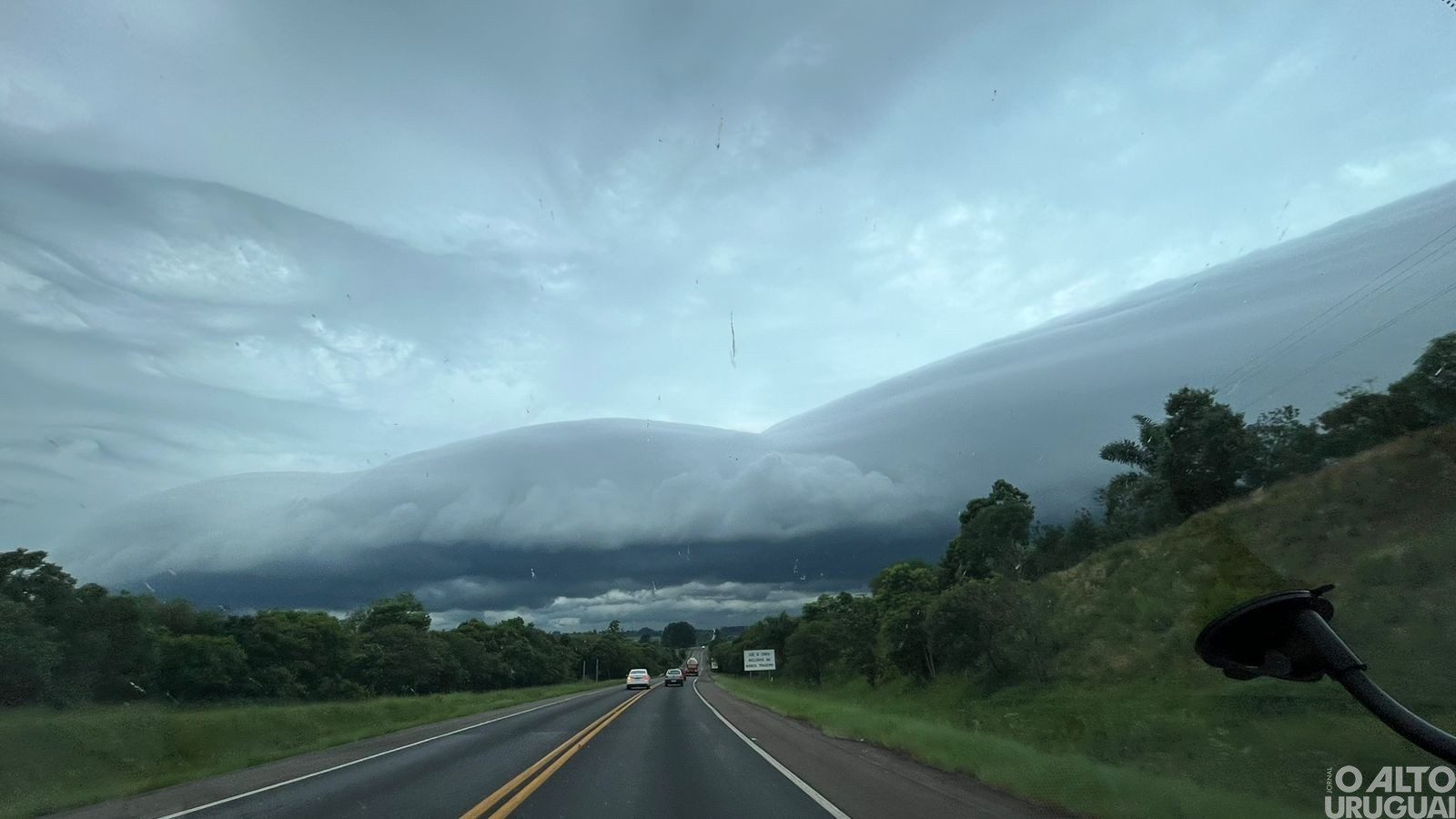Frente fria muda temperatura e causa temporais no Estado