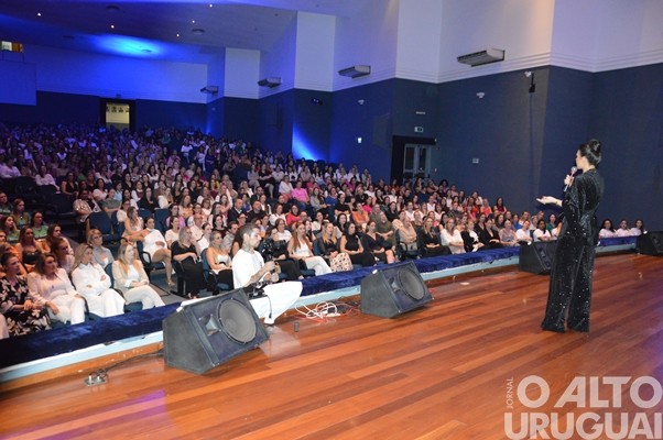 Mais de 800 pessoas participam de palestra com Leila Ama em FW