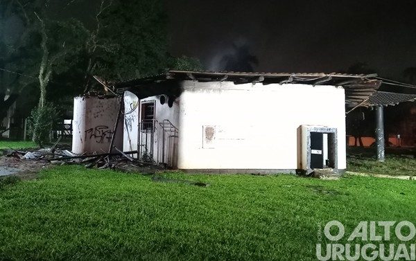 Incêndio destrói prédio de antigo bar e restaurante em Palmeira das Missões