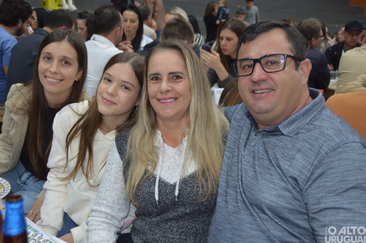 Centenas de pessoas participam da 19ª Festa do Leitão