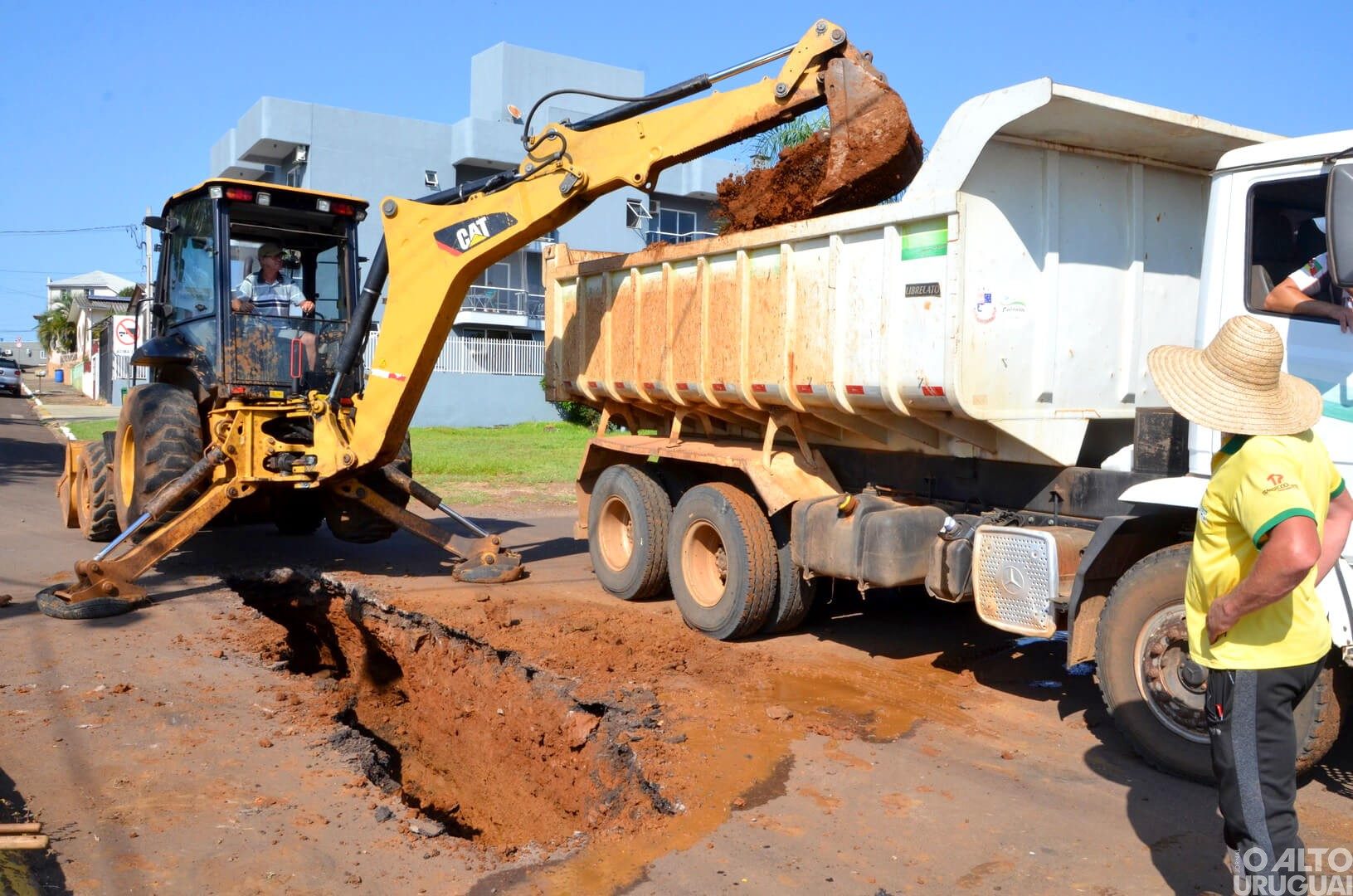 Entroncamento de ruas de Caiçara recebe obras de melhorias