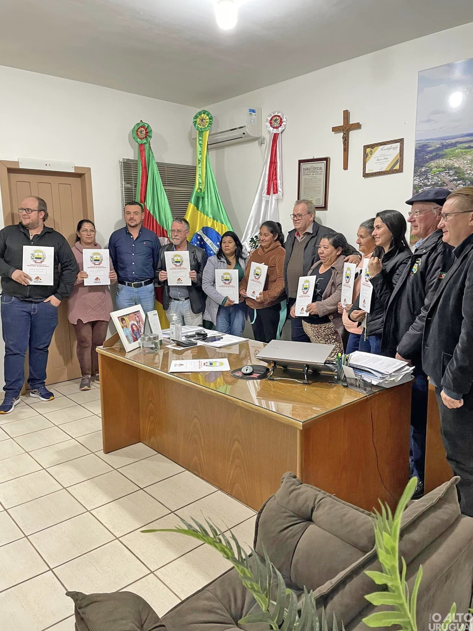 Famílias do Núcleo Urbano 12 de Abril de Erval Seco recebem títulos de propriedade 