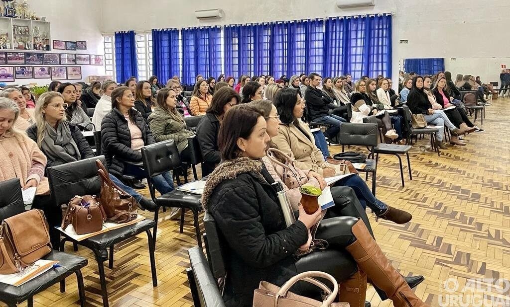 Equipe da Educação e gestores de escolas de Rodeio Bonito participam de curso