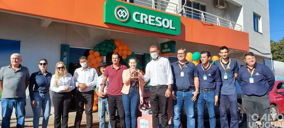 Associada da Cresol recebe chaves de Jeep Renegade