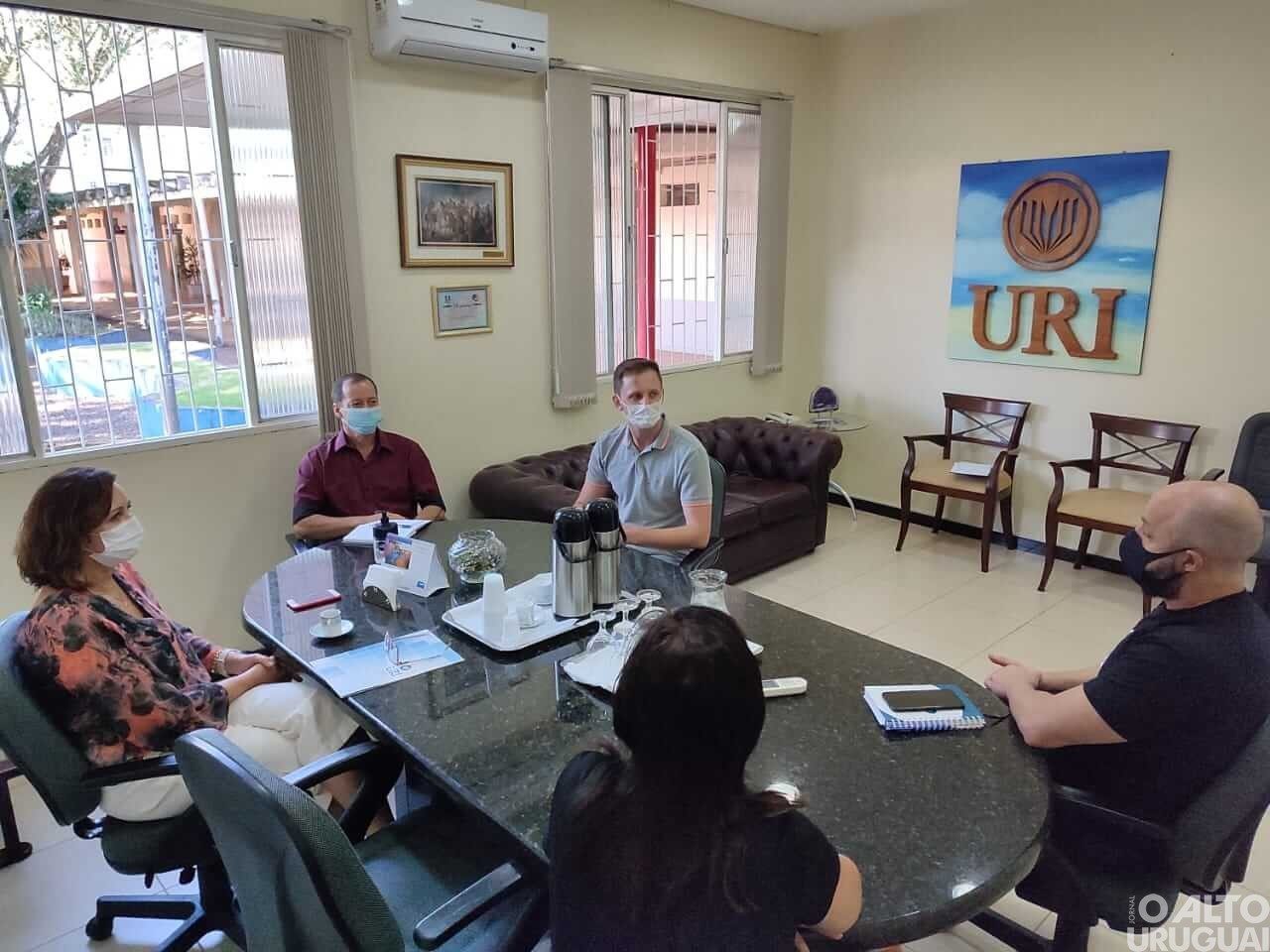 Presidente da Câmara de Vereadores de FW participa de diálogo com a direção da URI