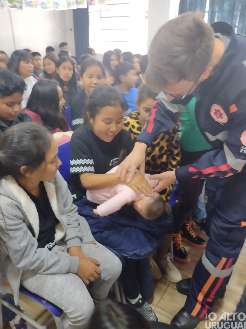 Samu palestra para alunos da Escola Indígena Nãn Ga de Iraí