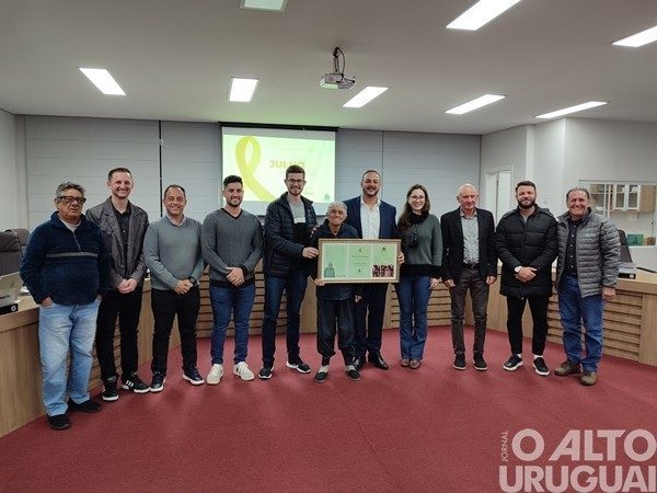 Câmara homenageia Guardião da Chama Crioula de FW