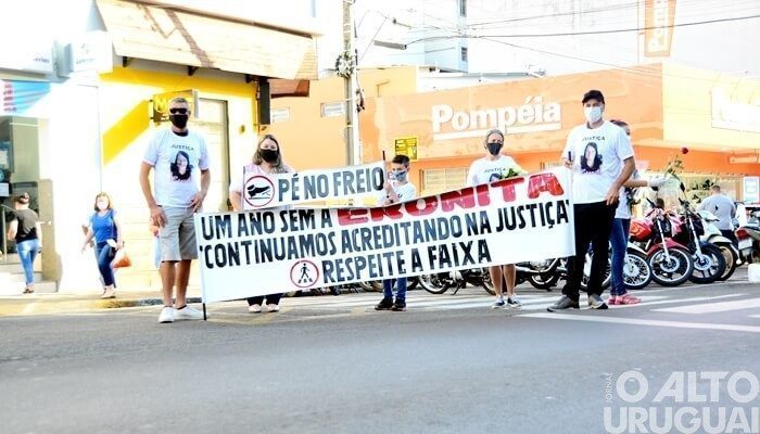 Familiares de Eronita da Silva realizam manifestação pacífica no centro de FW