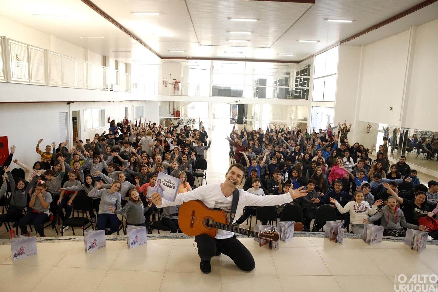 Alunos do município de Rodeio Bonito recebem livro “As Travessuras do Maneco”