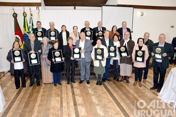 Câmara de Vereadores de Seberi homenageia pioneiros em sessão solene