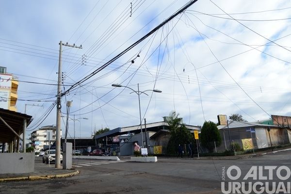 Caminhão derruba fiação de rua nas proximidades da rodoviária de FW
