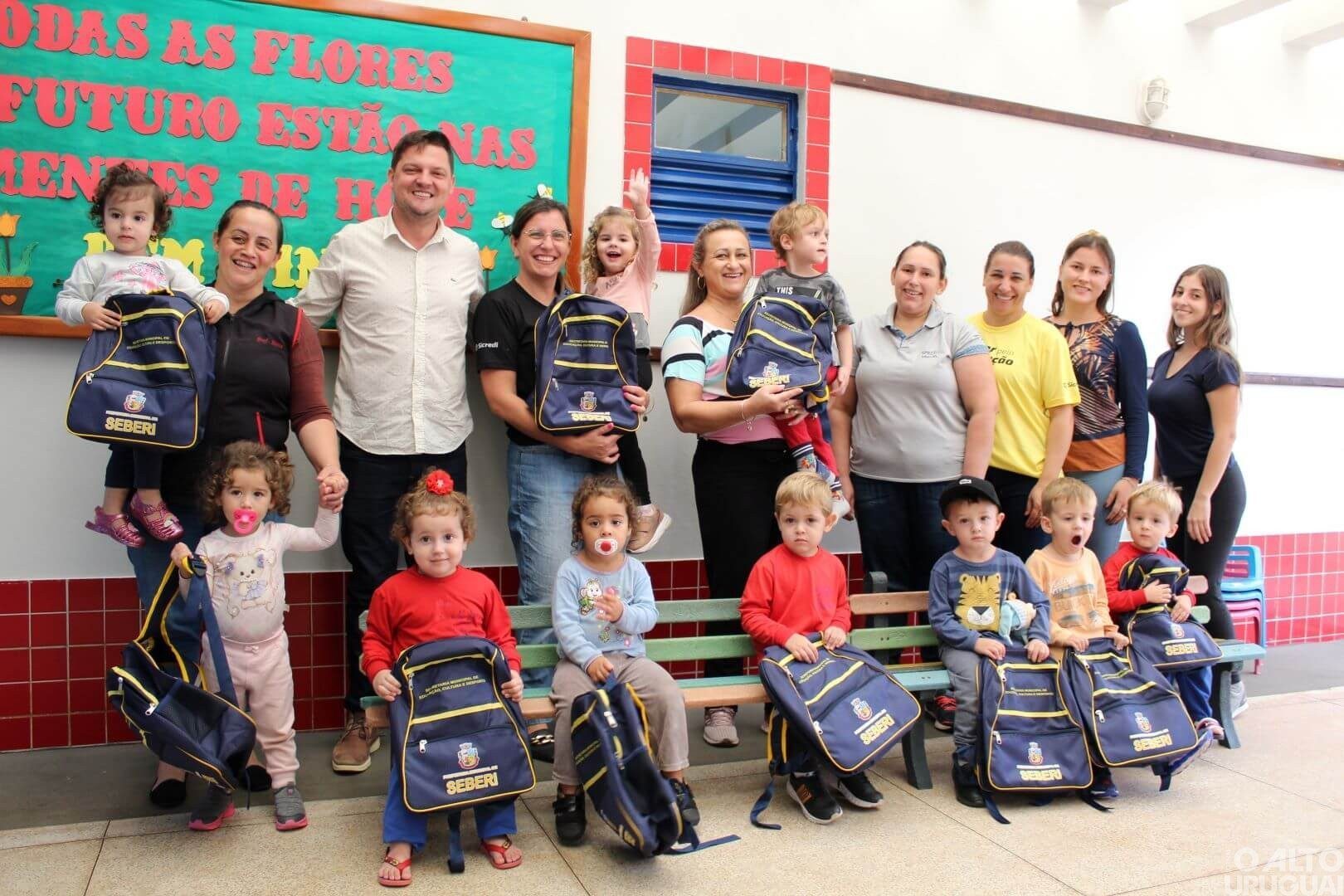 Prefeitura de Seberi entrega kits escolares para alunos