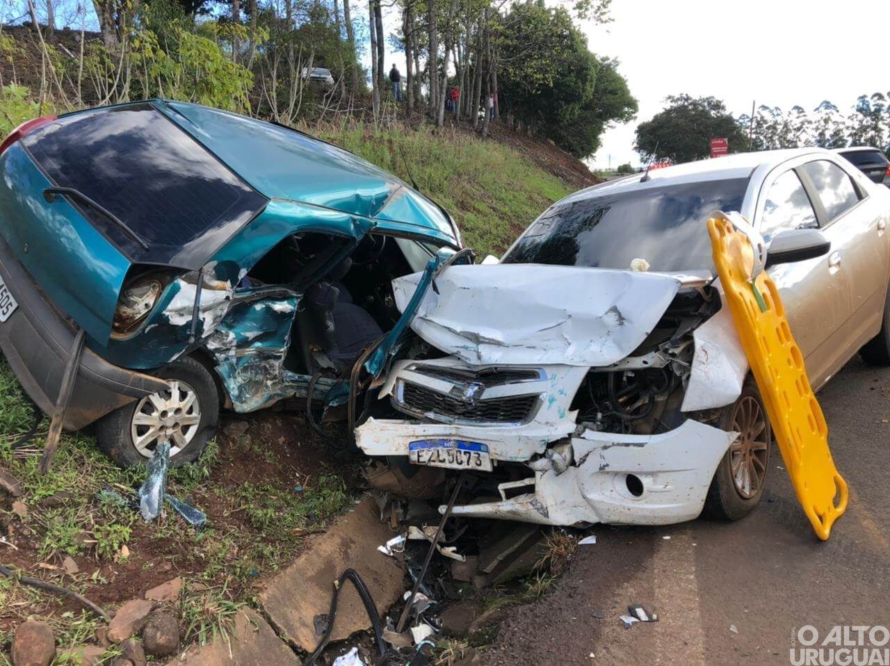 Acidente entre três veículos deixa quatro pessoas feridas na ERS-591