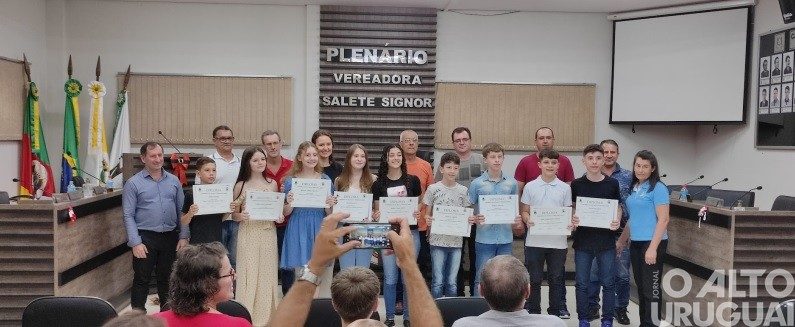 Poder Legislativo de Pinhal realiza última sessão ordinária de 2022 com diplomação dos novos vereadores mirins