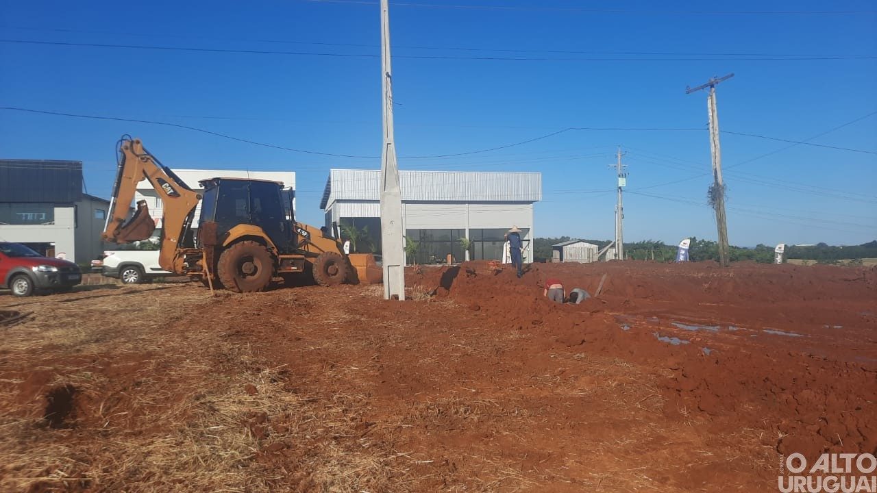 Adutora rompida em FW por terceiros é reparada para normalizar abastecimento
