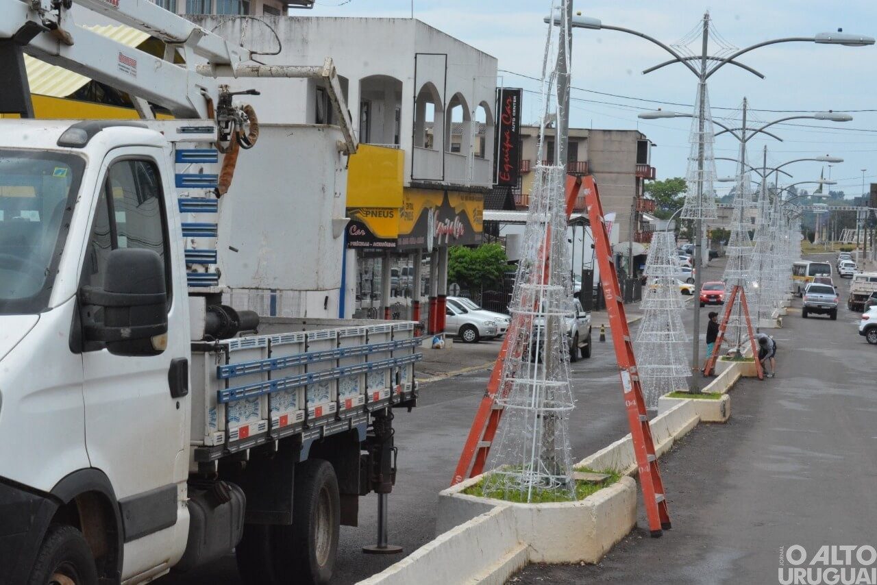 Inicia a instalação das ornamentações do Frederico em Luz