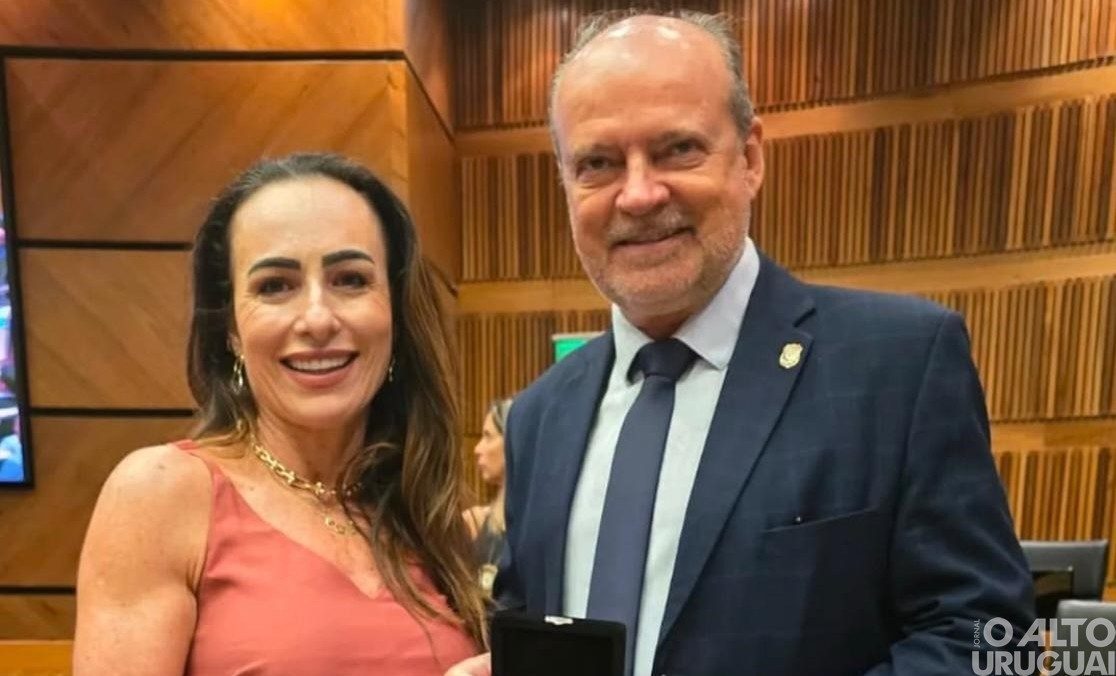Delegada regional Aline Palma recebe medalha Plínio Brasil Milano