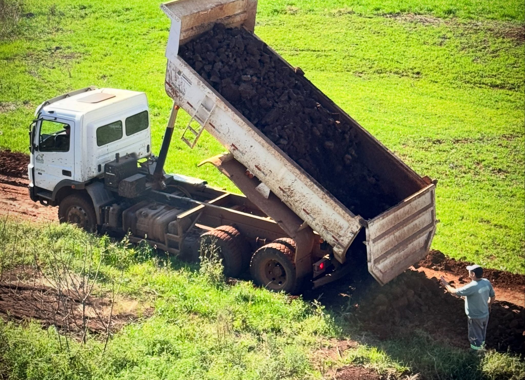 Secretaria de Obras mantém recuperação de estradas no interior de Jaboticaba