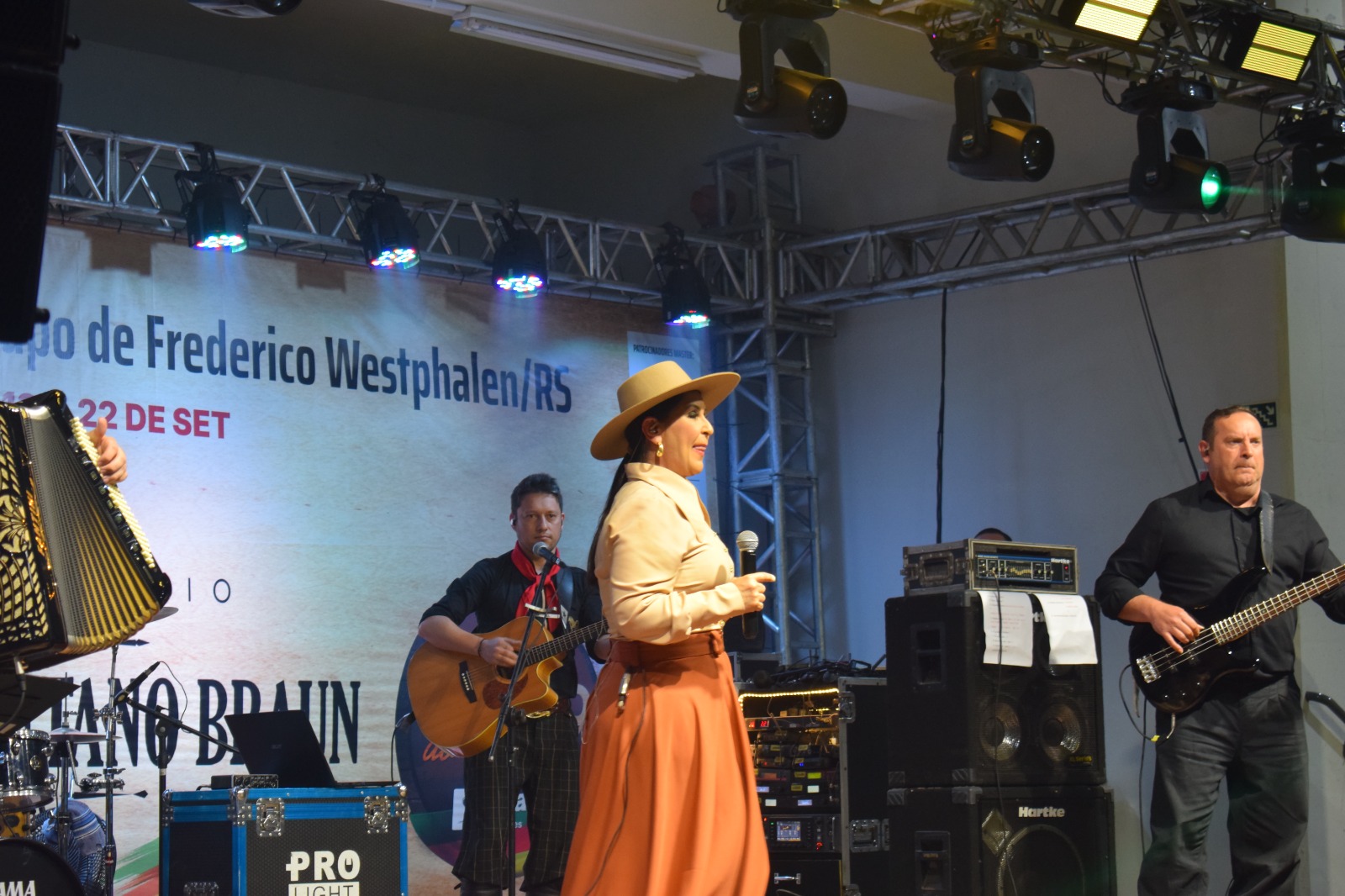 Analise Severo sobe ao palco do acampamento farrapo de FW