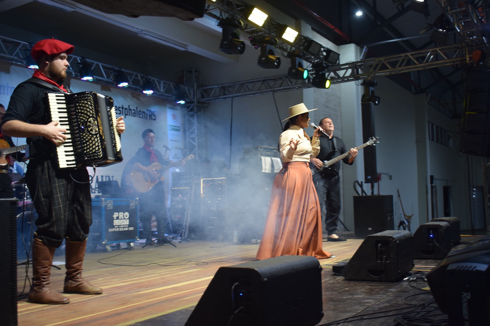 Analise Severo sobe ao palco do acampamento farrapo de FW
