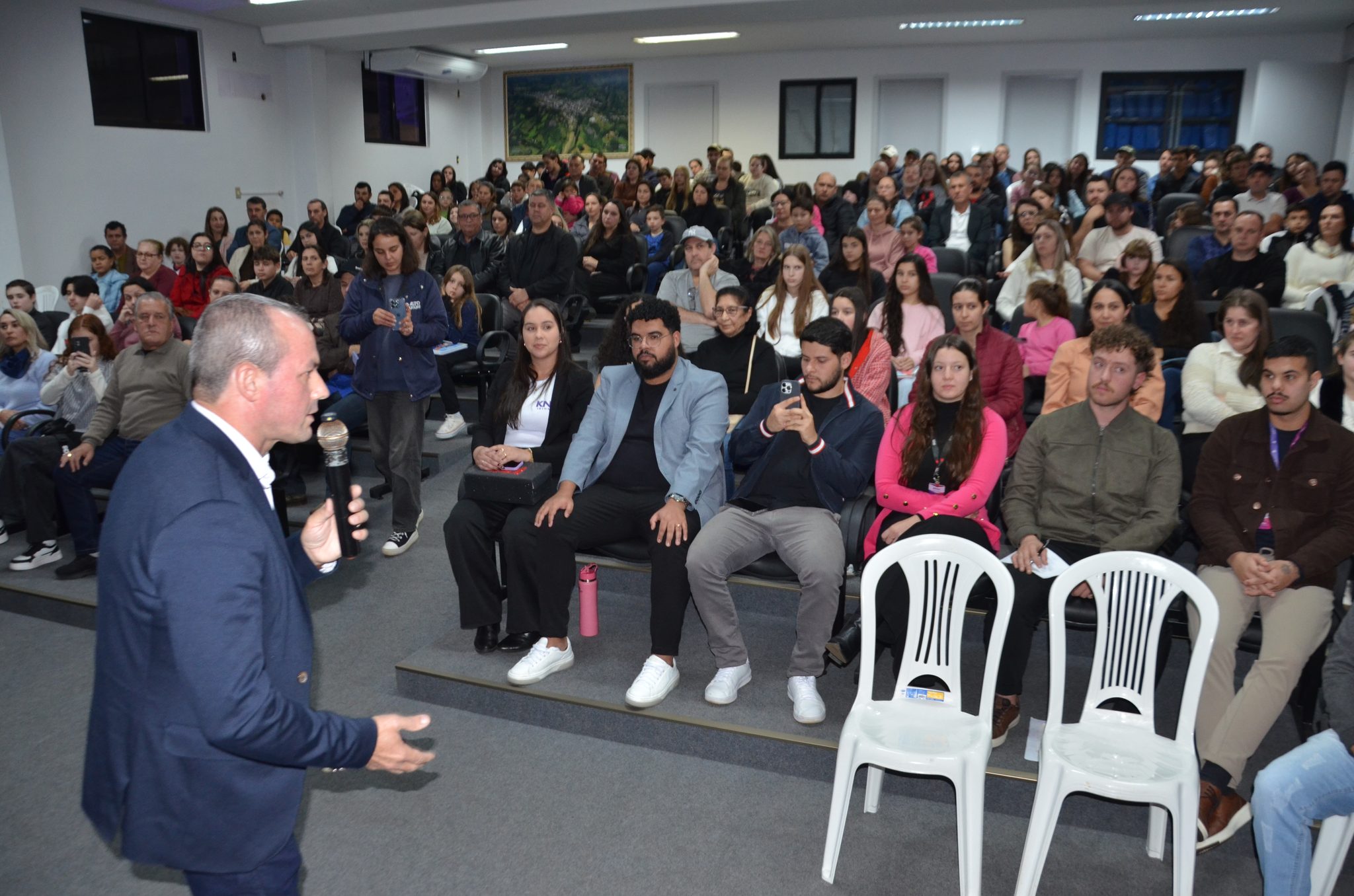 Ametista do Sul investe R$ 155,8 mil em bolsas de inglês e apresenta novos projetos para preparar jovens para o futuro