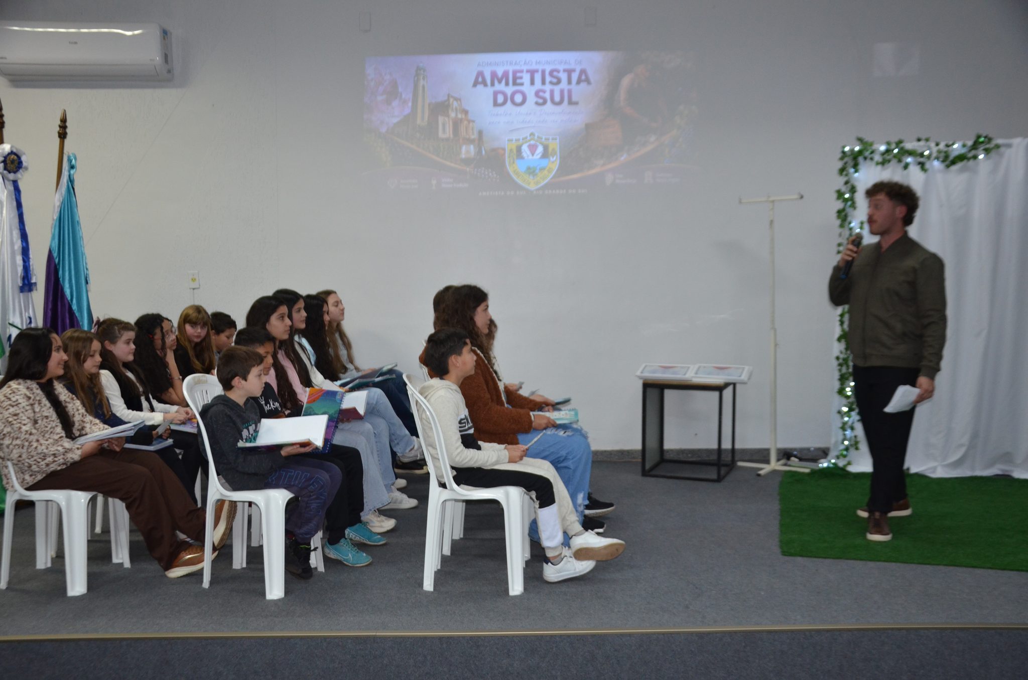 Ametista do Sul investe R$ 155,8 mil em bolsas de inglês e apresenta novos projetos para preparar jovens para o futuro