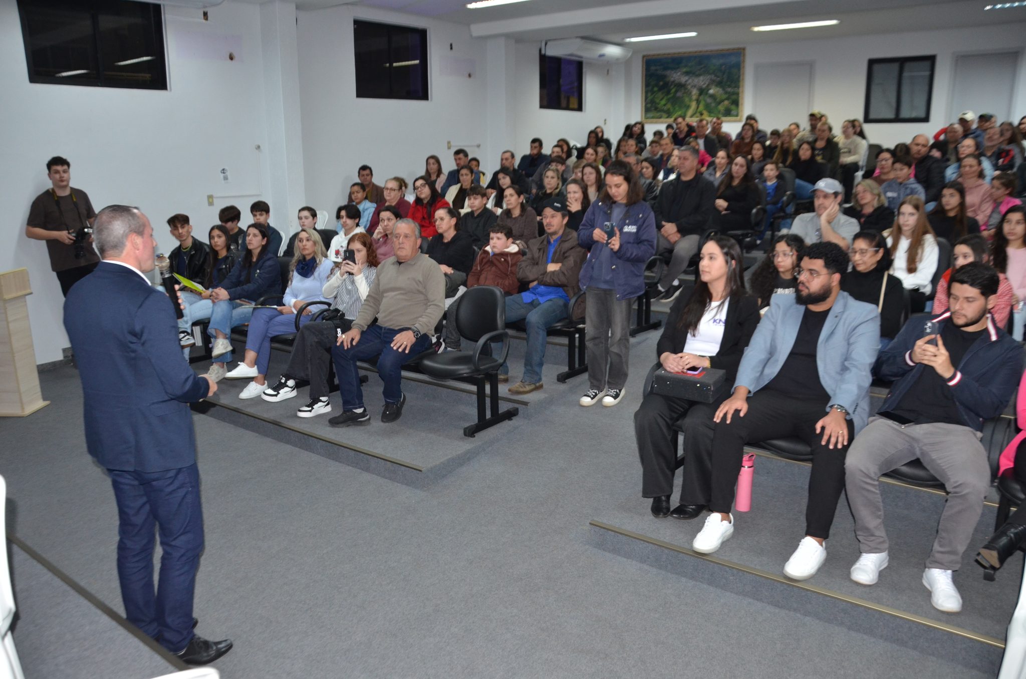 Ametista do Sul investe R$ 155,8 mil em bolsas de inglês e apresenta novos projetos para preparar jovens para o futuro