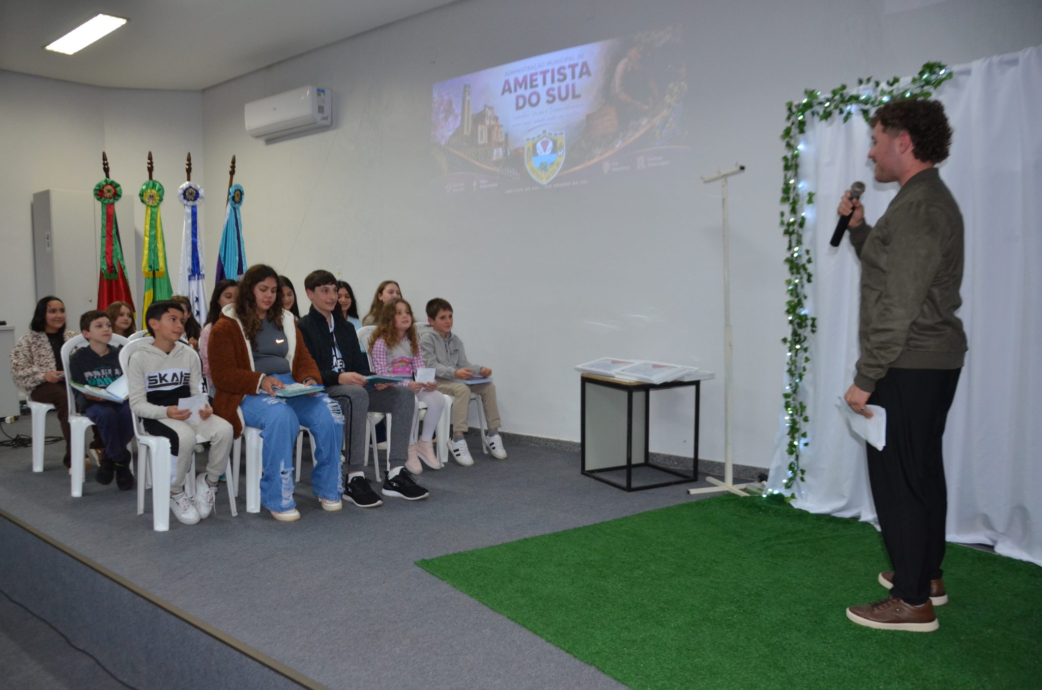 Ametista do Sul investe R$ 155,8 mil em bolsas de inglês e apresenta novos projetos para preparar jovens para o futuro