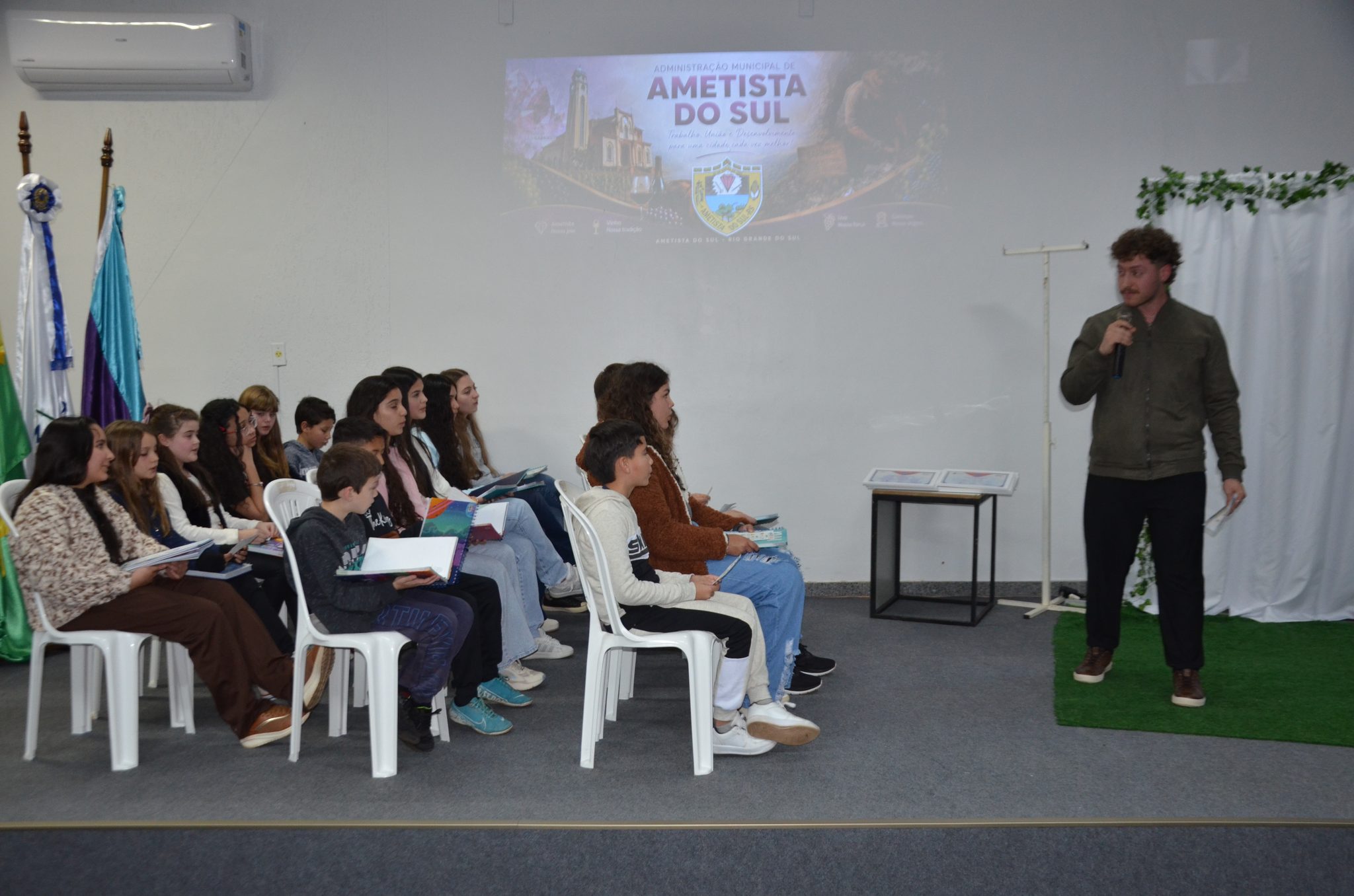 Ametista do Sul investe R$ 155,8 mil em bolsas de inglês e apresenta novos projetos para preparar jovens para o futuro