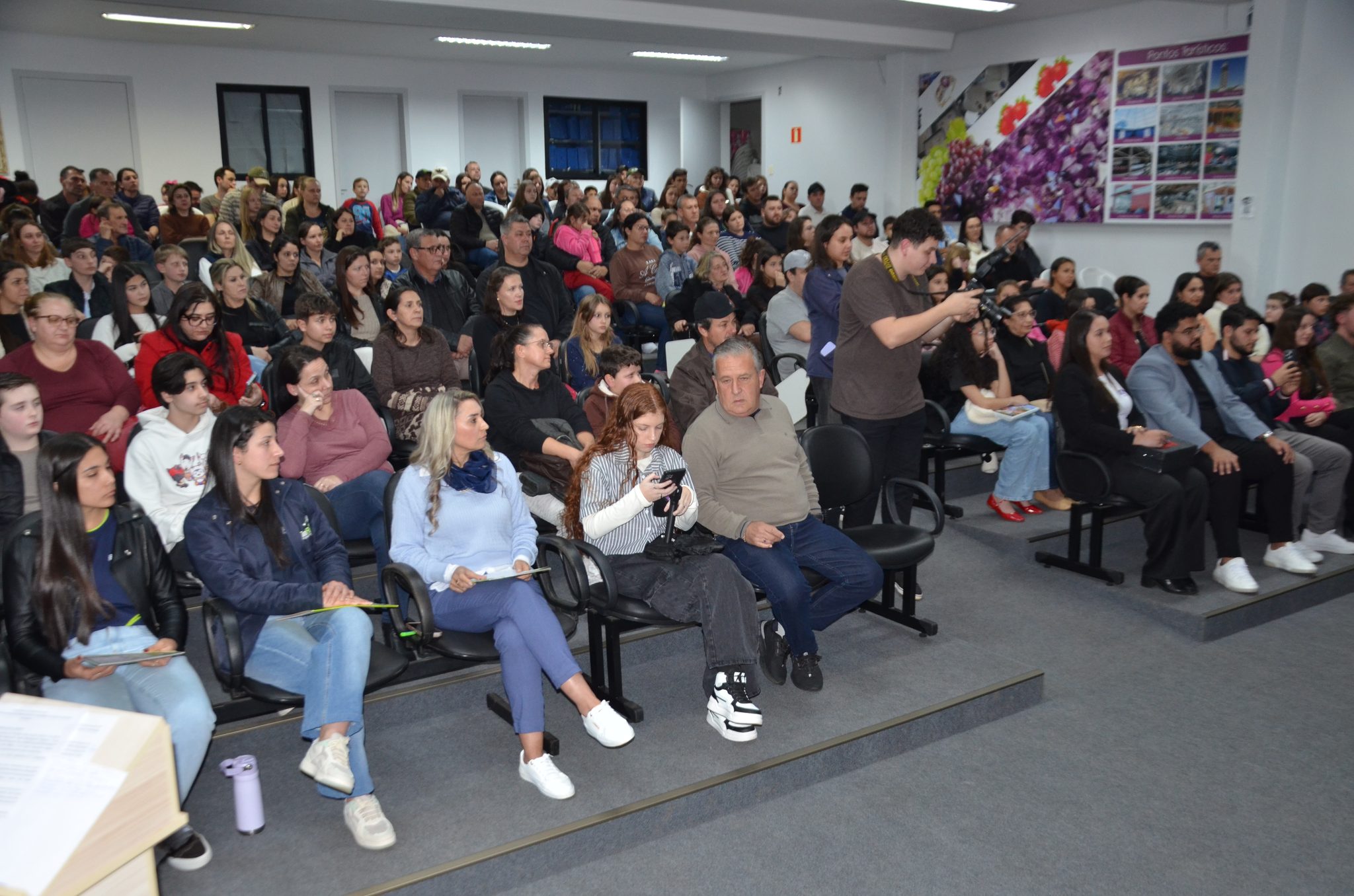 Ametista do Sul investe R$ 155,8 mil em bolsas de inglês e apresenta novos projetos para preparar jovens para o futuro