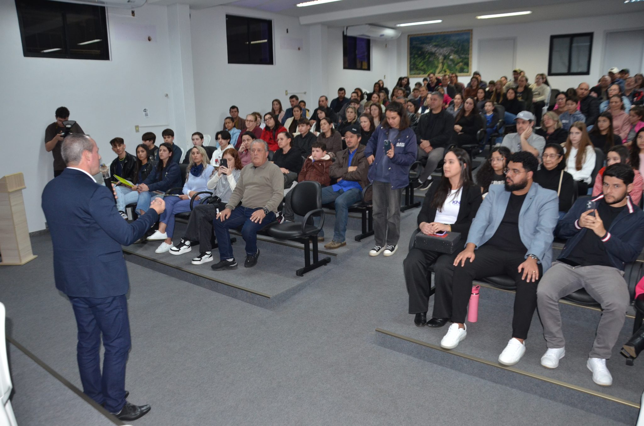 Ametista do Sul investe R$ 155,8 mil em bolsas de inglês e apresenta novos projetos para preparar jovens para o futuro