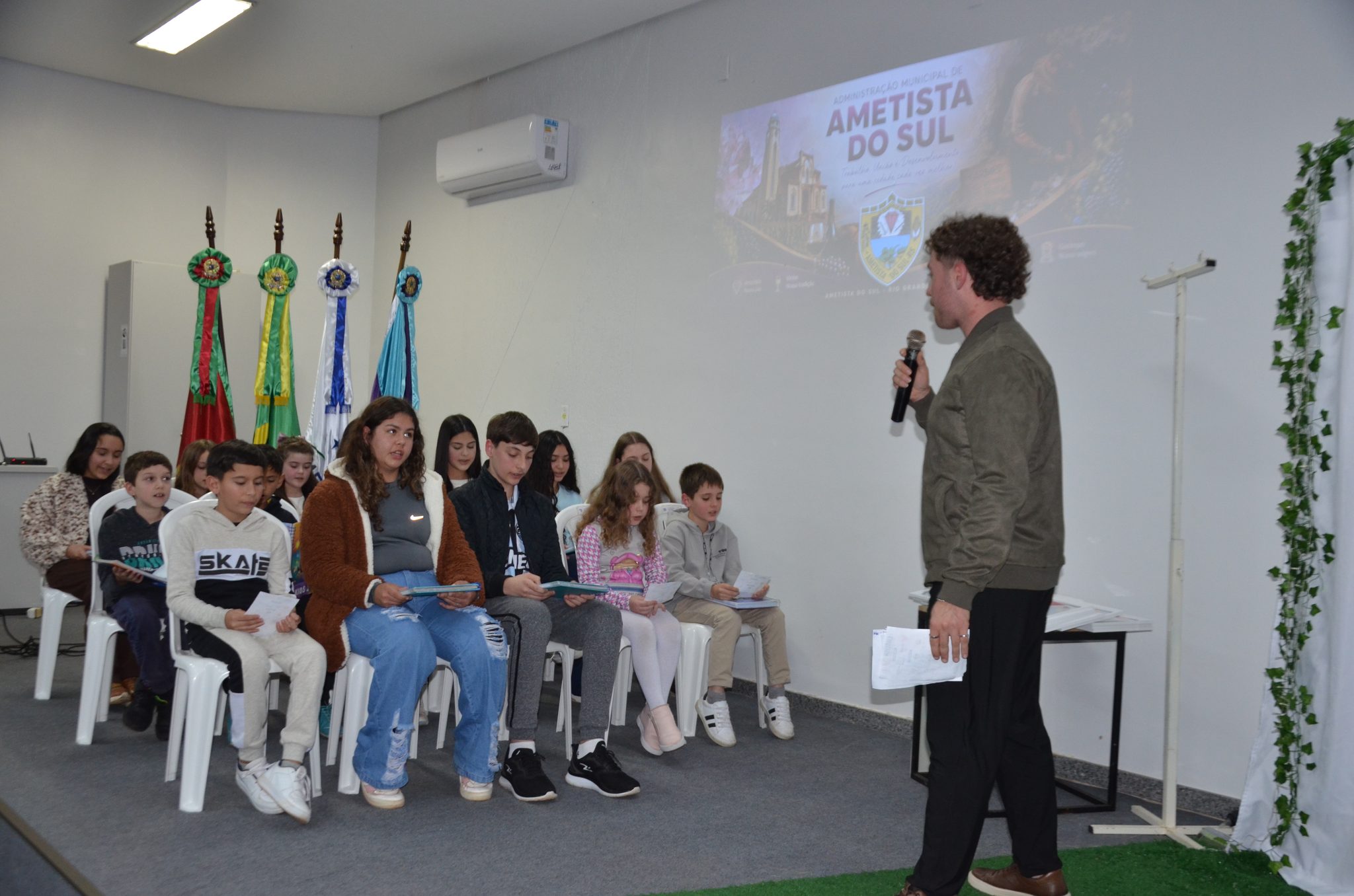 Ametista do Sul investe R$ 155,8 mil em bolsas de inglês e apresenta novos projetos para preparar jovens para o futuro