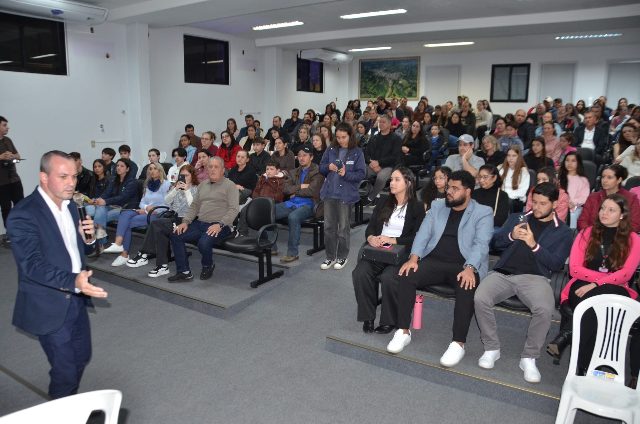 Ametista do Sul investe R$ 155,8 mil em bolsas de inglês e apresenta novos projetos para preparar jovens para o futuro
