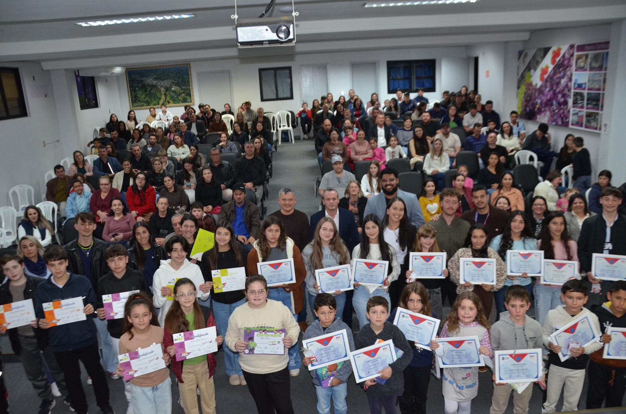 Ametista do Sul investe R$ 155,8 mil em bolsas de inglês e apresenta novos projetos para preparar jovens para o futuro