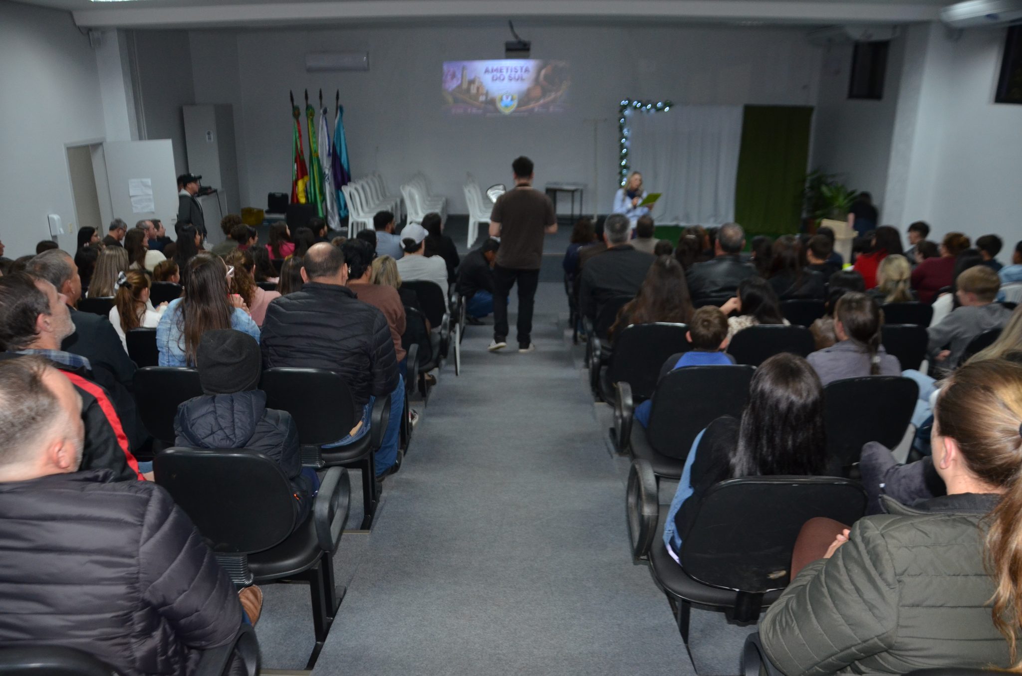 Ametista do Sul investe R$ 155,8 mil em bolsas de inglês e apresenta novos projetos para preparar jovens para o futuro
