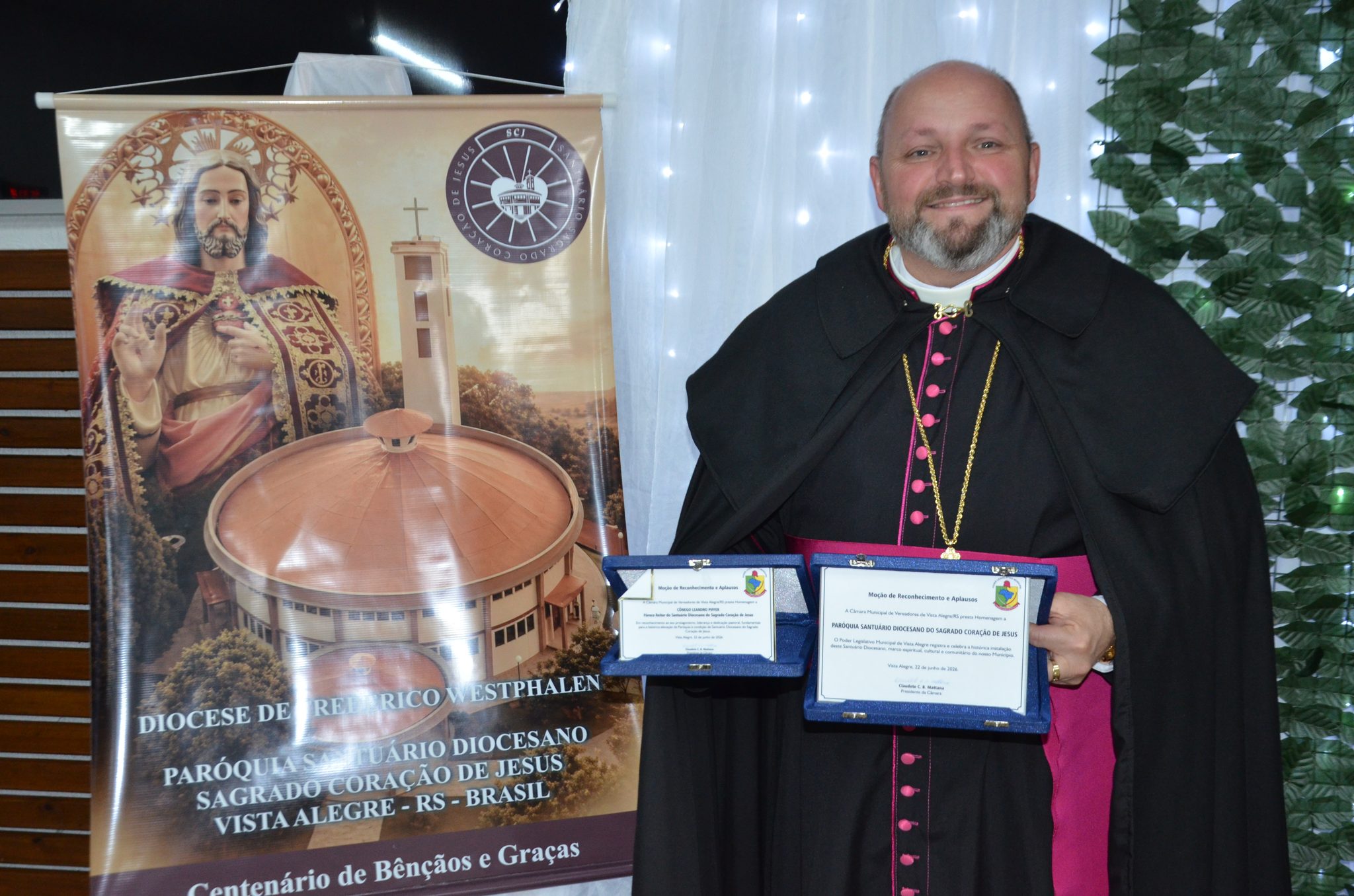 Vista Alegre - Moção de Aplausos à Paróquia e Santuário Sagrado Coração de Jesus e ao cônego Leandro Piffer