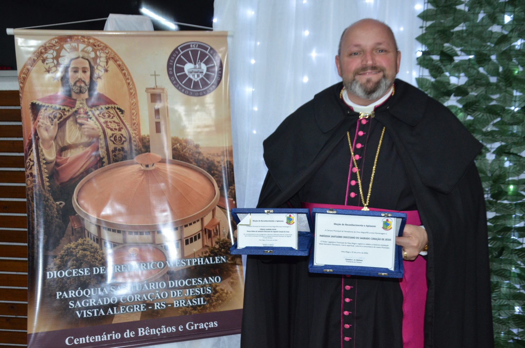 Vista Alegre - Moção de Aplausos à Paróquia e Santuário Sagrado Coração de Jesus e ao cônego Leandro Piffer